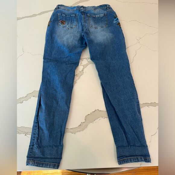 My style jeans with embroidered flowers - Picture 2 of 9